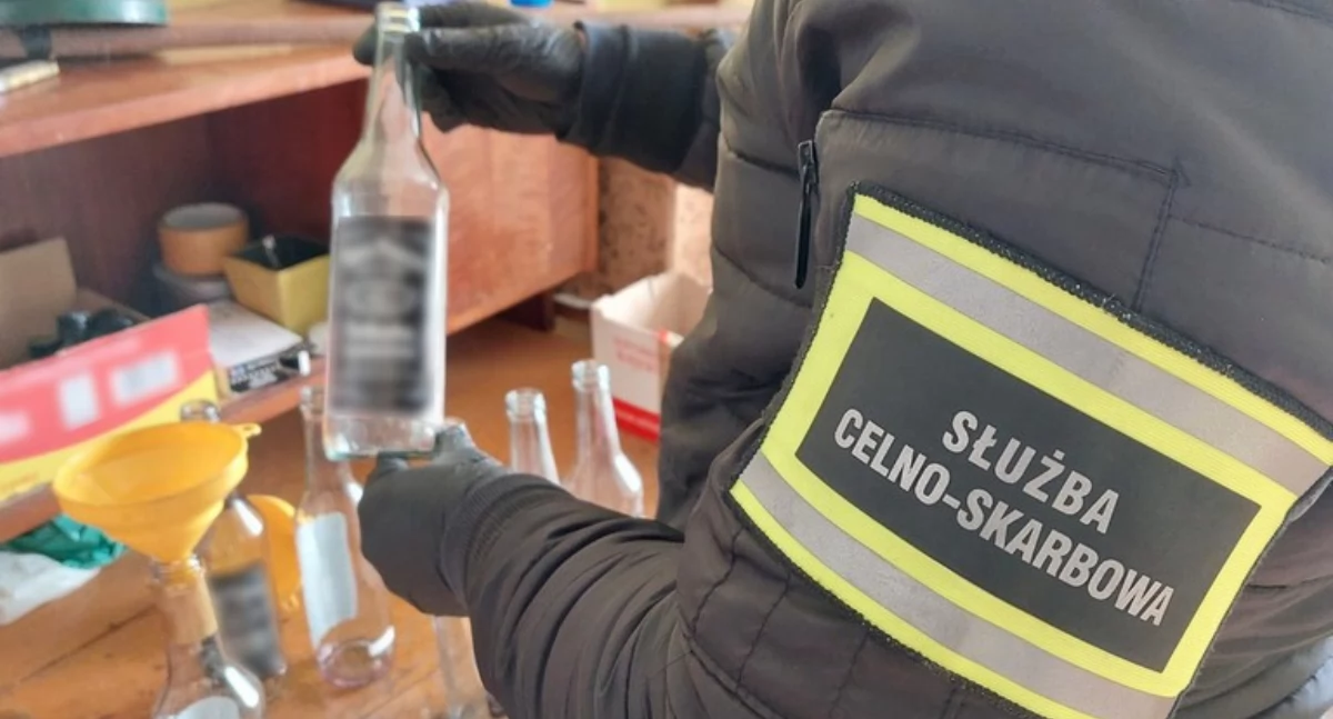 Pod Czarną Białostocką celnicy przejęli nielegalny alkohol