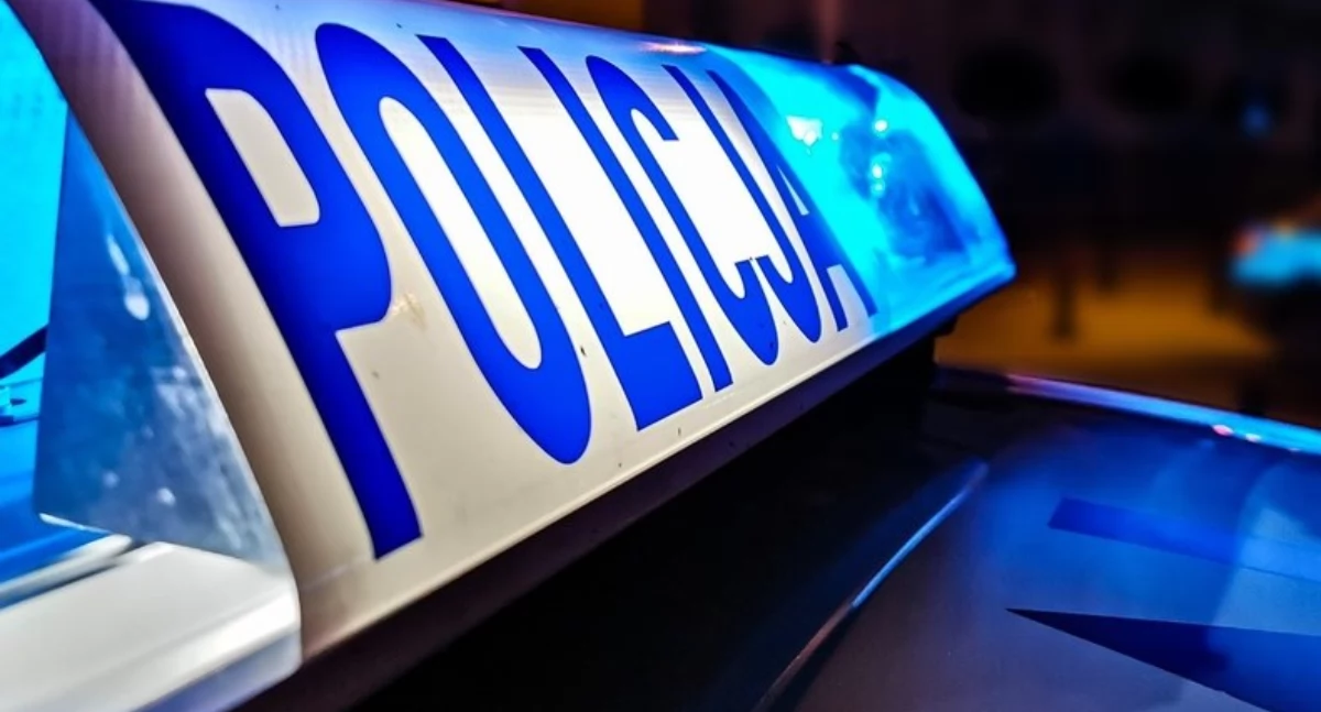 Policjanci zatrzymali poszukiwanego mężczyznę. Wpadł na dodatek z narkotykami