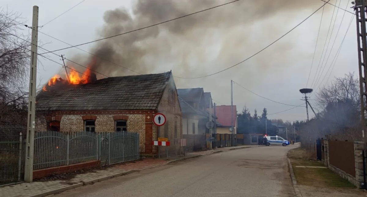Policjanci ze świadkiem pożaru wyprowadzili mężczyznę z płonącego pustostanu