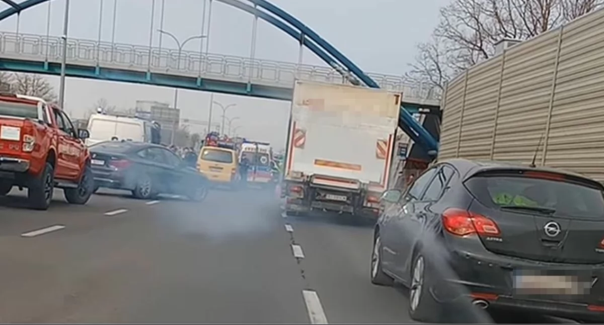 Tragedia na Andersa. Mężczyzna po upadku z kładki dla pieszych trafił do szpitala