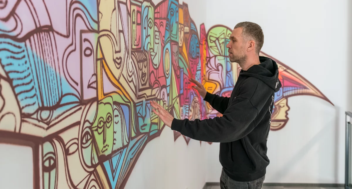 Zaczytani – to nowy mural w Białymstoku. Został namalowany na ścianie budynku uniwersyteckiej biblioteki