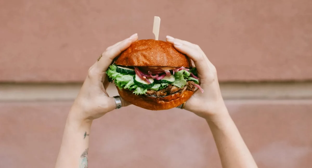 Domowy burger wcale gorzej smakować nie musi