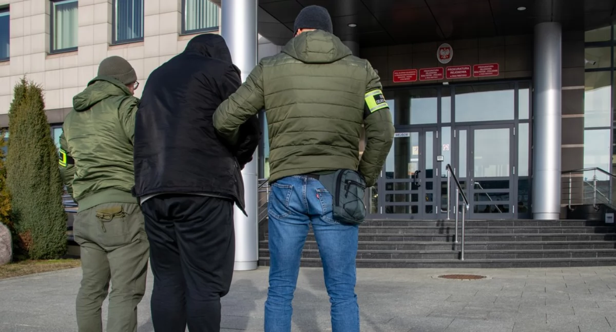 Grupę przestępczą zajmującą się handlem nielegalnym alkoholem rozbili funkcjonariusze KAS