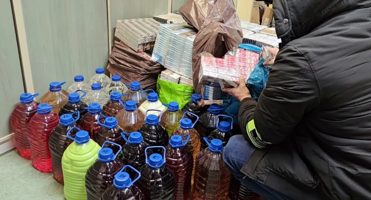 W domu białostoczanina funkcjonariusze KAS znaleźli nielegalny alkohol i papierosy