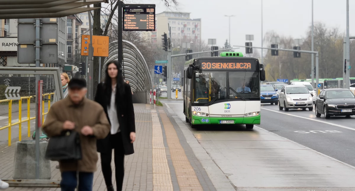 Autobus linii 30 dojeżdża już na ulicę Milową