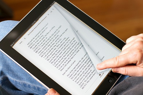 Ponad 90 proc. Polaków nie miało styczności z e-bookiem ani z audiobookiem /VIDEO/