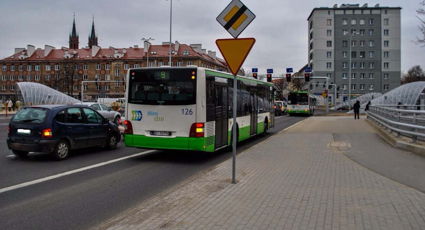 Tańsze bilety mogą się sprawdzić bardziej niż budowa buspasów