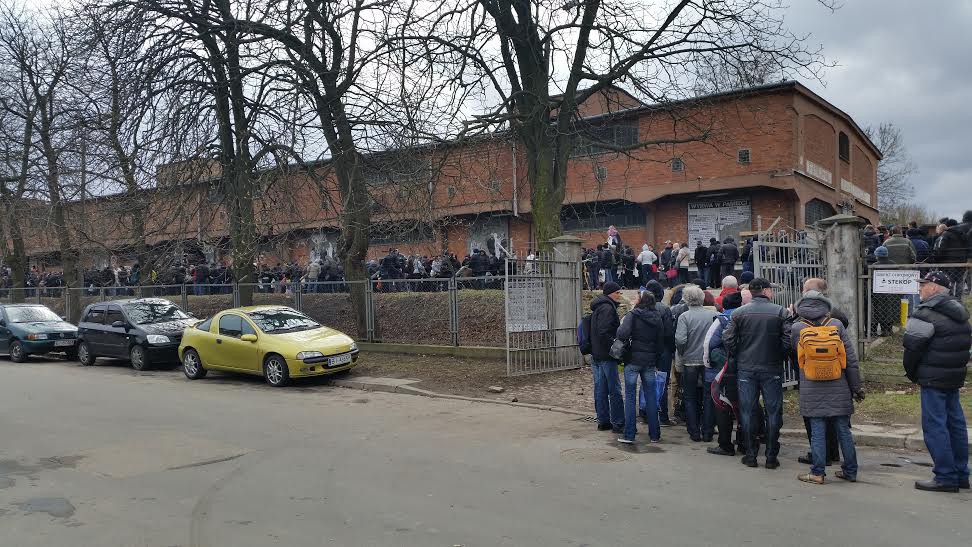 Kolejka stała aż do ulicy
