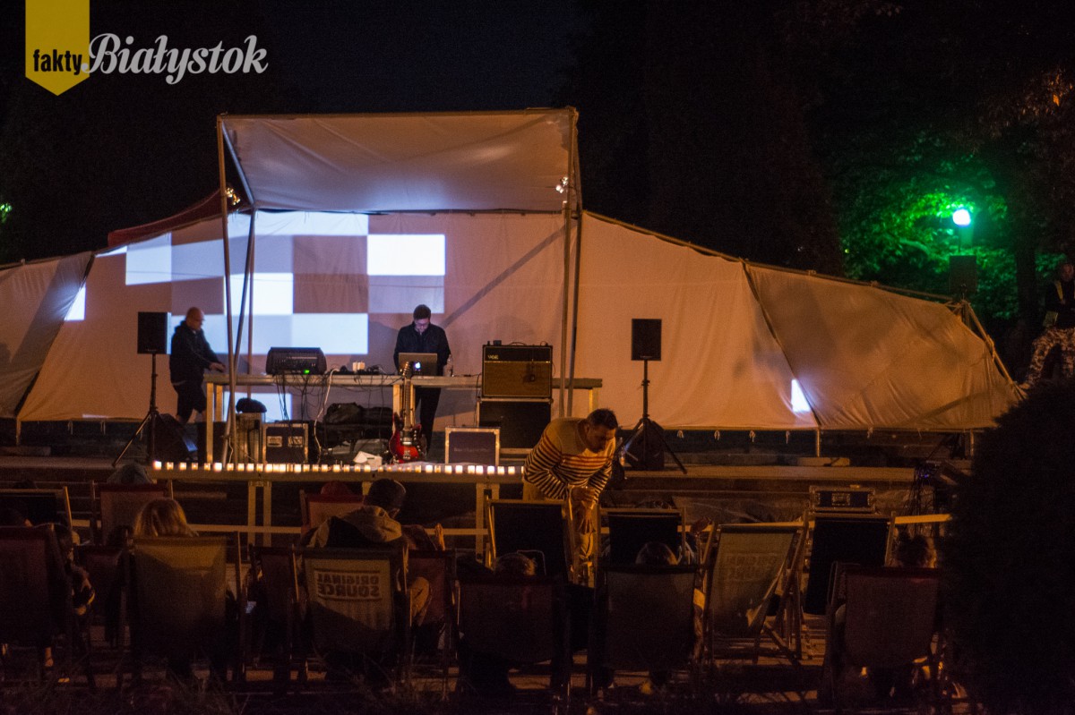 Przestrzeń parku wypełni kojąca muzyka