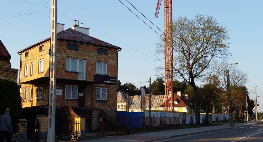 Między domkami jednak buduje się blok