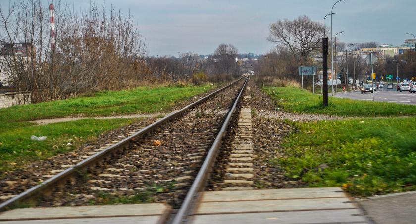 Obok torów buduje się czteropasmówka. Czy jest w tym sens?