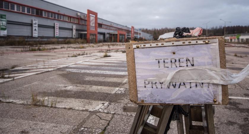 Ta galeria miała się rozbudować. Dziś po pustych budynkach hula wiatr