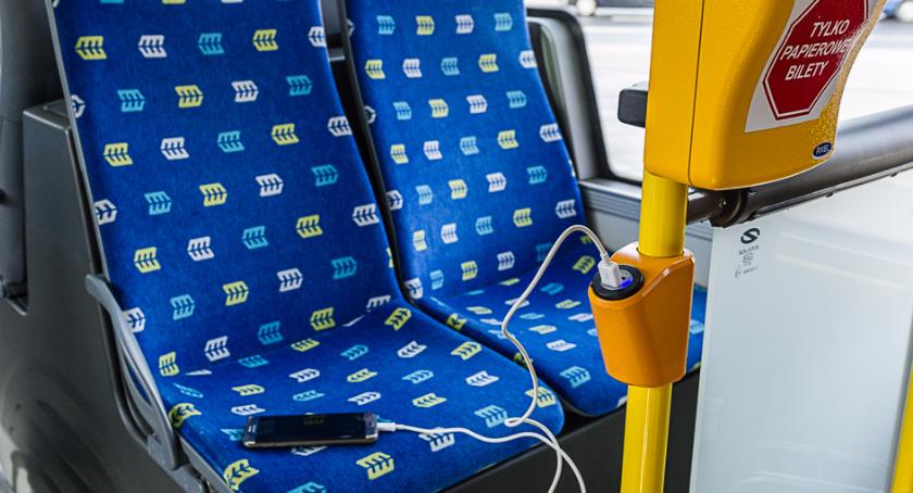 Można już naładować telefon w autobusach miejskich 