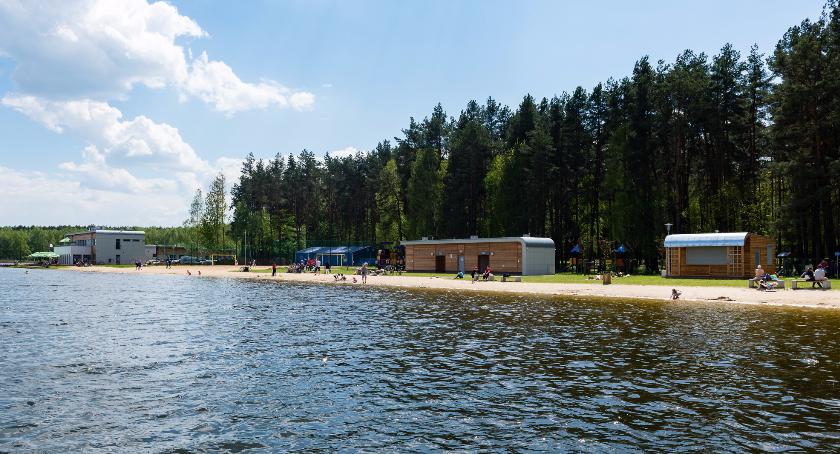 Końcówka wakacji. Komu basen, komu plaża?