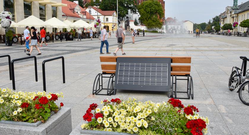 Solarne ławki już działają w centrum naszego miasta