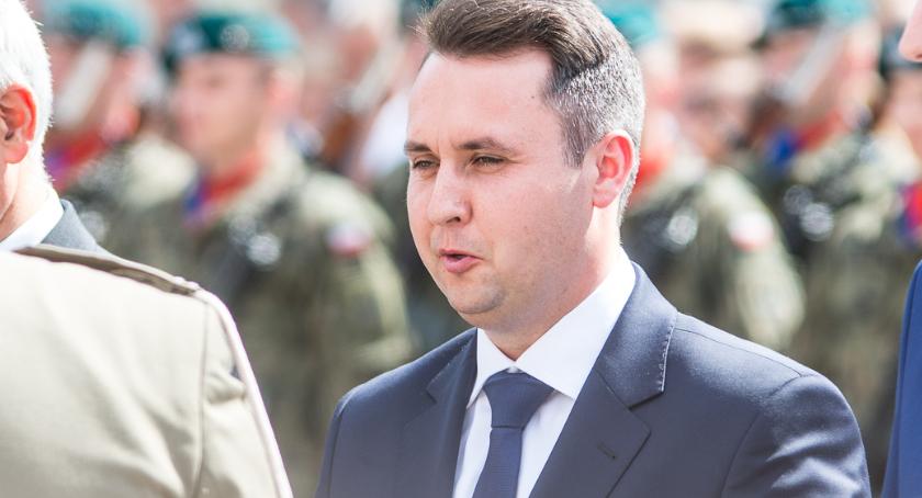 Misiewicz to przynajmniej po 9 miesiącach odznaczenie dostał