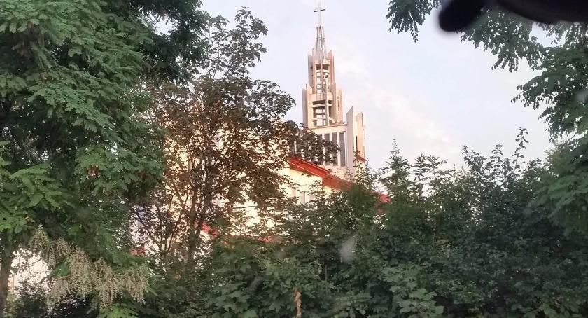 Kościół ma być neutralny politycznie. Tego chcą Polacy