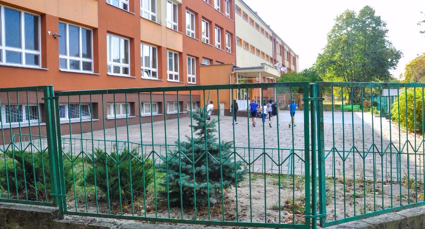 Uderz w stół a odezwą się… klakierzy prezydenta. Czyli dyrektorzy w akcji