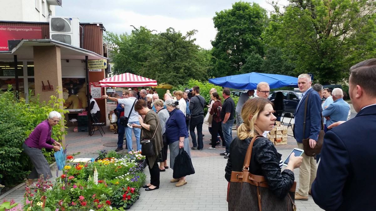 Jedna przenośna toaleta może doprowadzić do likwidacji bazarku osiedlowego przy Mickiewicza