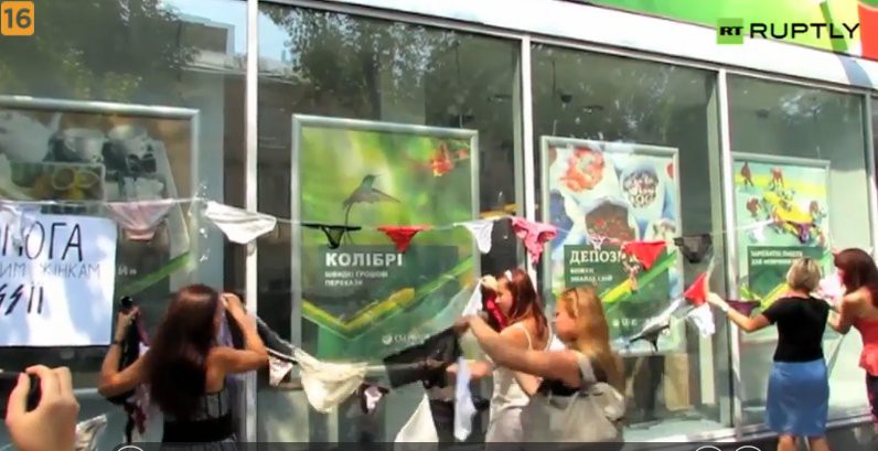 U nas jedzą jabłka, na Ukrainie wieszają stringi