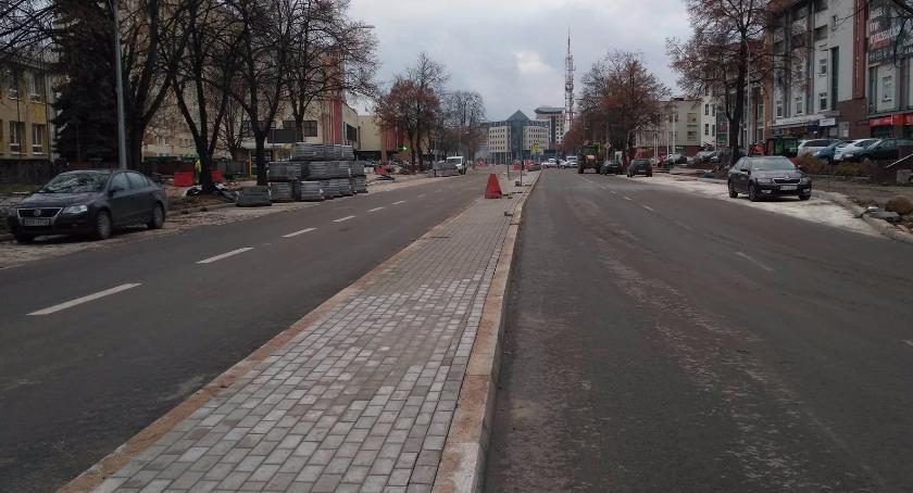 Był pas zieleni i już go nie ma. Teraz jest pas z kostki brukowej