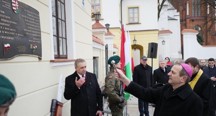 Solidarność z narodem węgierskim wyrażona na pamiątkowej tablicy