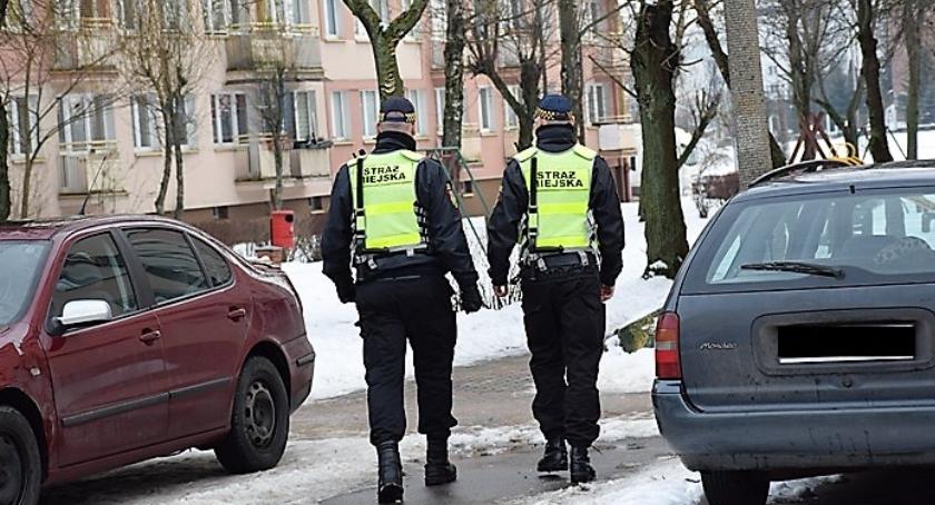 Chociaż zimę mamy łagodną, strażnicy pomagają bezdomnym 