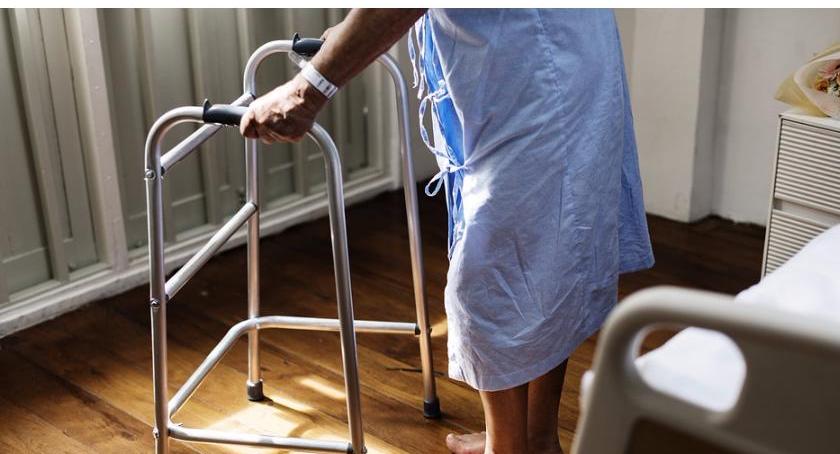 Seniorzy dostaną opaski ratujące życie. Takie przydałyby się w Białymstoku