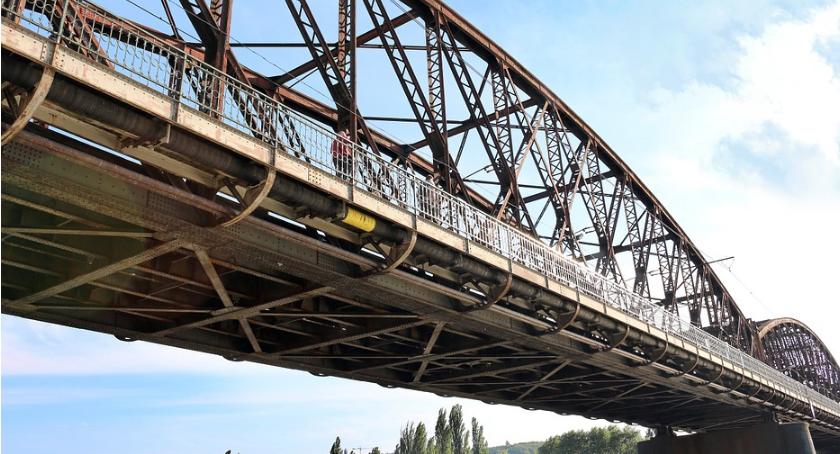 Powstaje nowy kolejowy most nad Bugiem