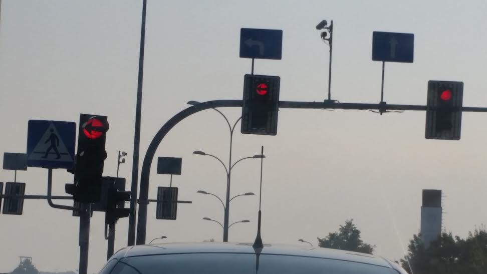 Mandaty za przejazd na czerwonym świetle będą jeszcze długo przychodzić