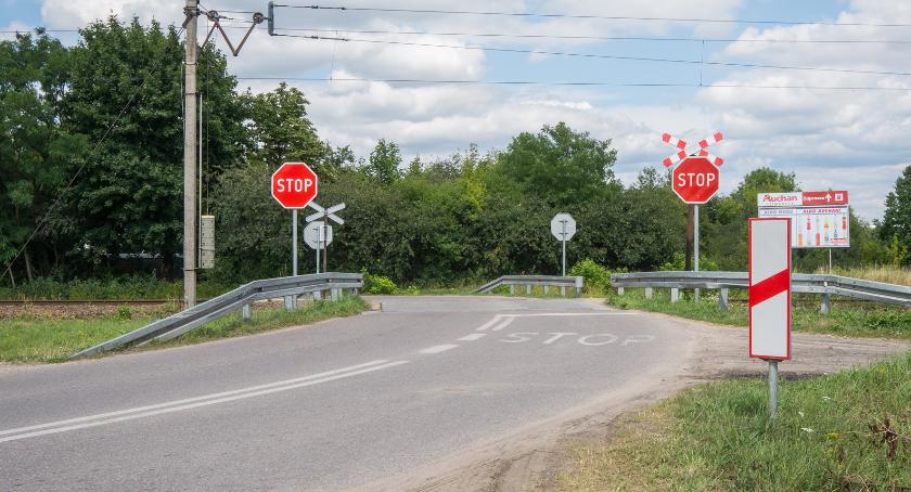 Przejazd przez tory kolejowe miał być przebudowany. Wszystko stoi pod znakiem zapytania