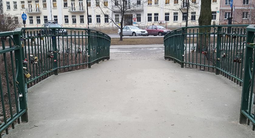 Mostek Miłości coraz cięższy od uczuć