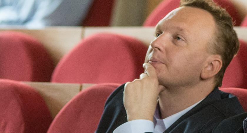 Opinie, stanowiska, kasa leci. Winnych brak. Nikt nic nie może