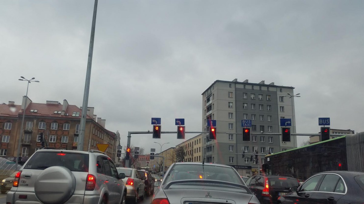 Sekundników na skrzyżowaniach nie ma i raczej nie będzie