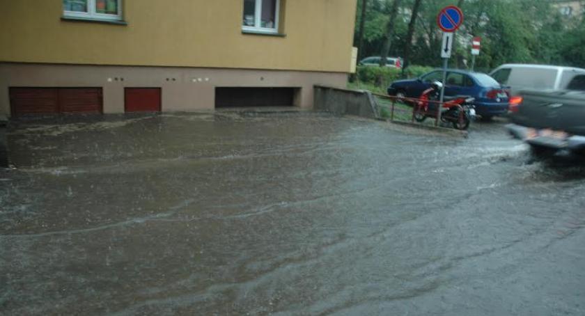 Zaczął się okres gwałtownych burz. Strażnicy miejscy wydają mieszkańcom zalecenia