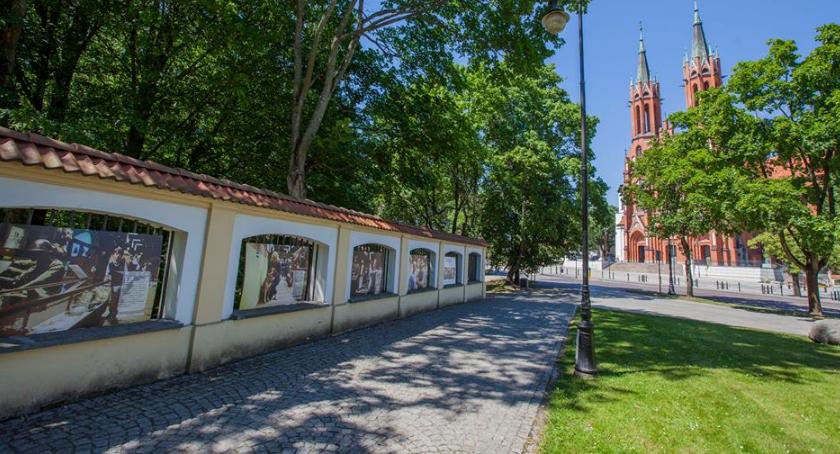 Do końca czerwca można jeszcze zobaczyć wystawę na ogrodzeniu Pałacu Branickich