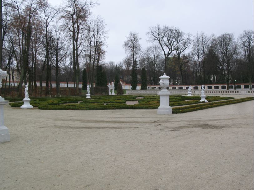 Cztery kolejne rzeźby w ogrodzie Pałacu Branickich