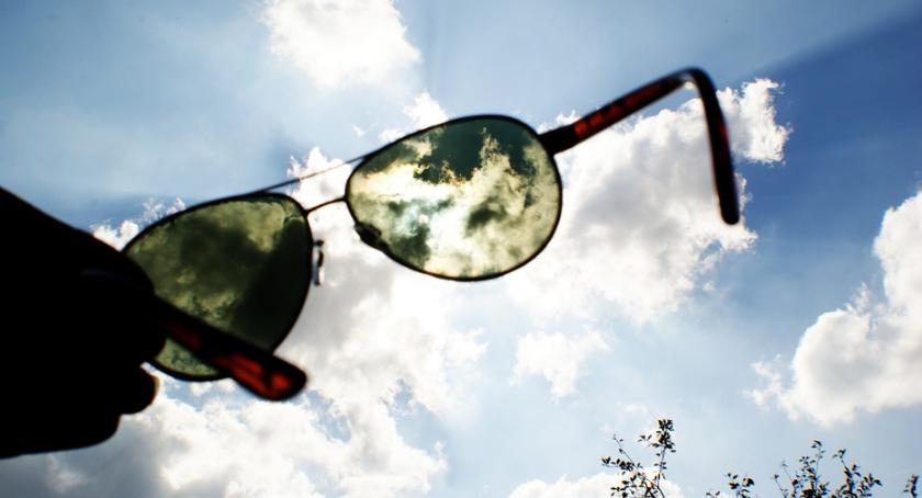 Latem najczęściej nosimy okulary przeciwsłoneczne, które… nie chronią oczu