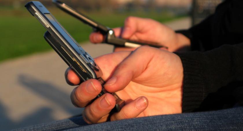 Jeśli nie możesz rozstać się z telefonem, możesz mieć jeszcze kłopoty finansowe