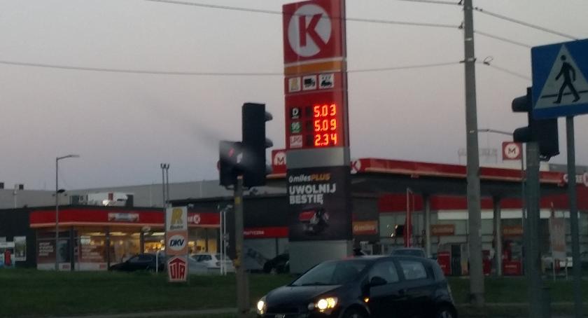 Na tych stacjach paliw zatankujesz taniej z Kartą Dużej Rodziny