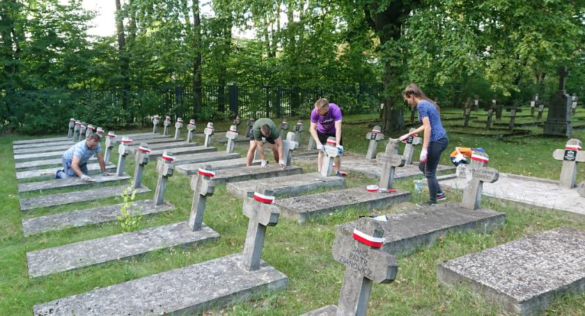 Groby żołnierzy były zapuszczone więc o cmentarz zadbali wolontariusze