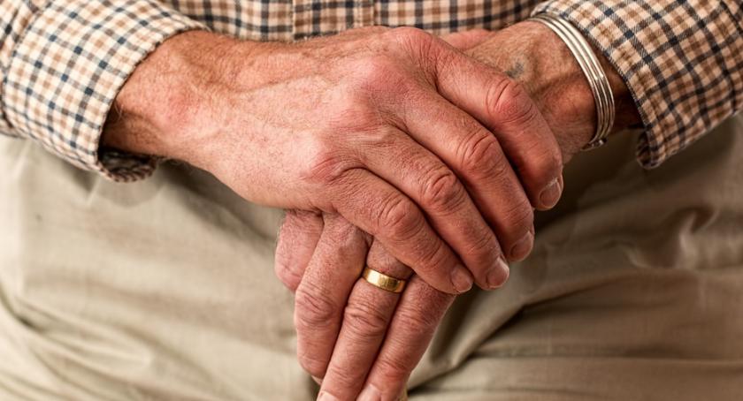 Osoby starsze nie mają opiekunów. Coraz więcej seniorów zostaje bez pomocy