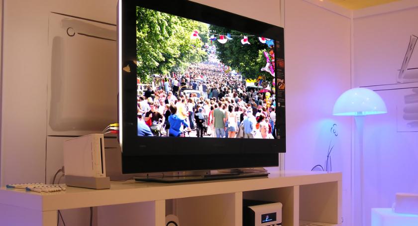 Polacy wciąż kupują telewizory. Coraz droższe i coraz większe