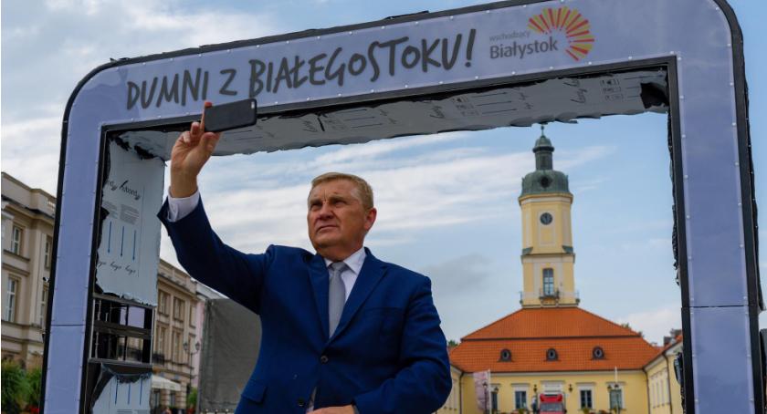 Gwiezdne Wrota z hasłem kampanii Truskolaskiego