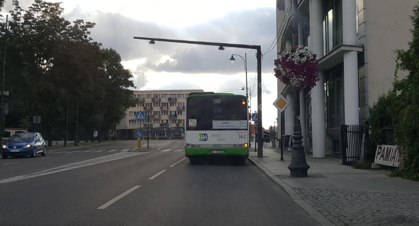 Kto wprowadził bezpłatną komunikację w mieście?