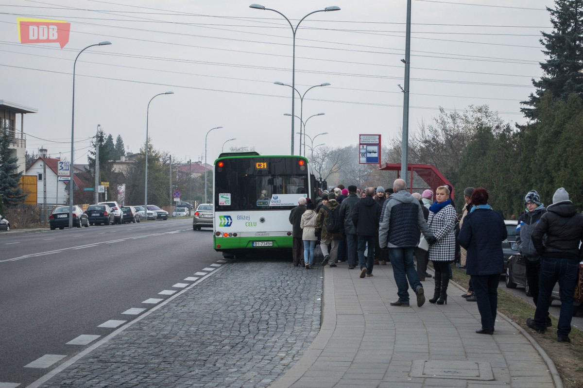 W autobusach tłok, na cmentarzach spokojnie