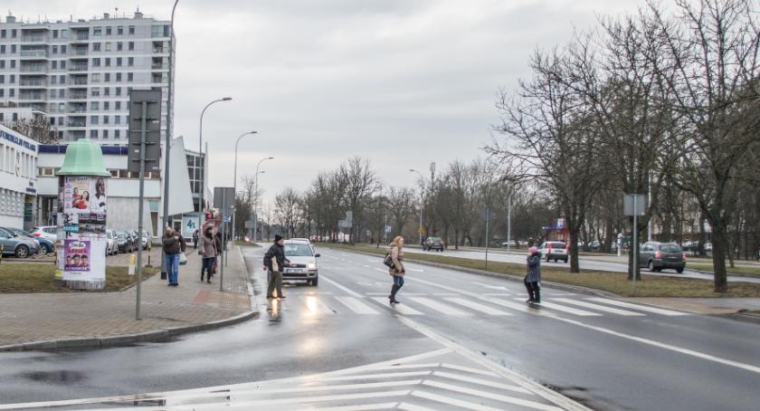 Używasz komórki na przejściu dla pieszych? Na Litwie dostaniesz za to mandat