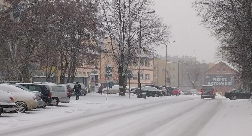Kiedy należy się odszkodowanie za wypadek na śliskim chodniku?