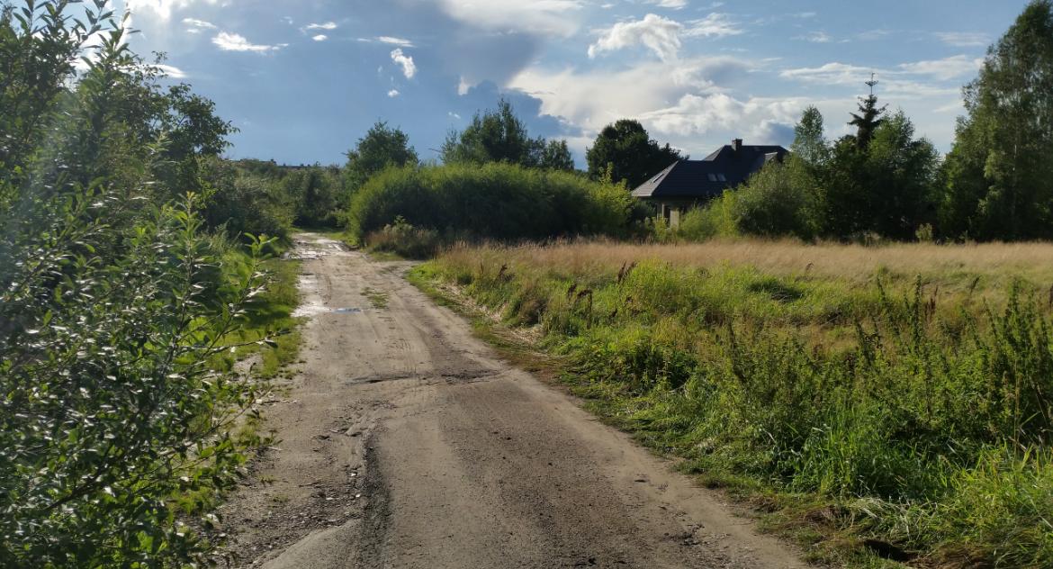 Na drogę dojazdową czekali i czekali. Nie doczekali się