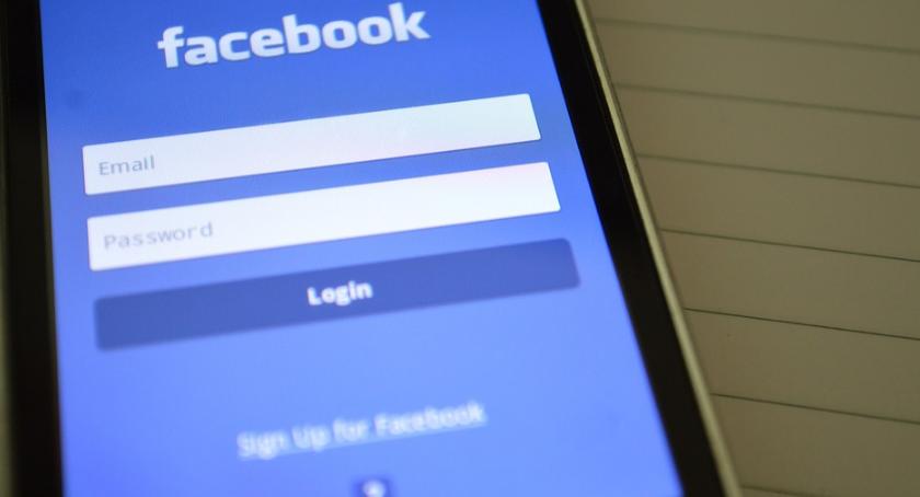 Cyberbullying to problem. Polska firma chce pomóc Facebookowi